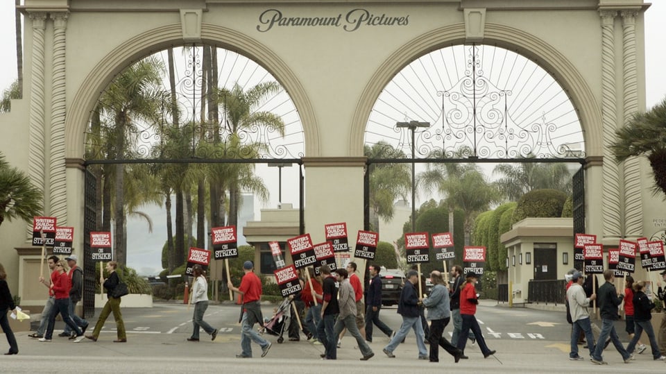 Streikende vor den Paramount Pictures Studio.