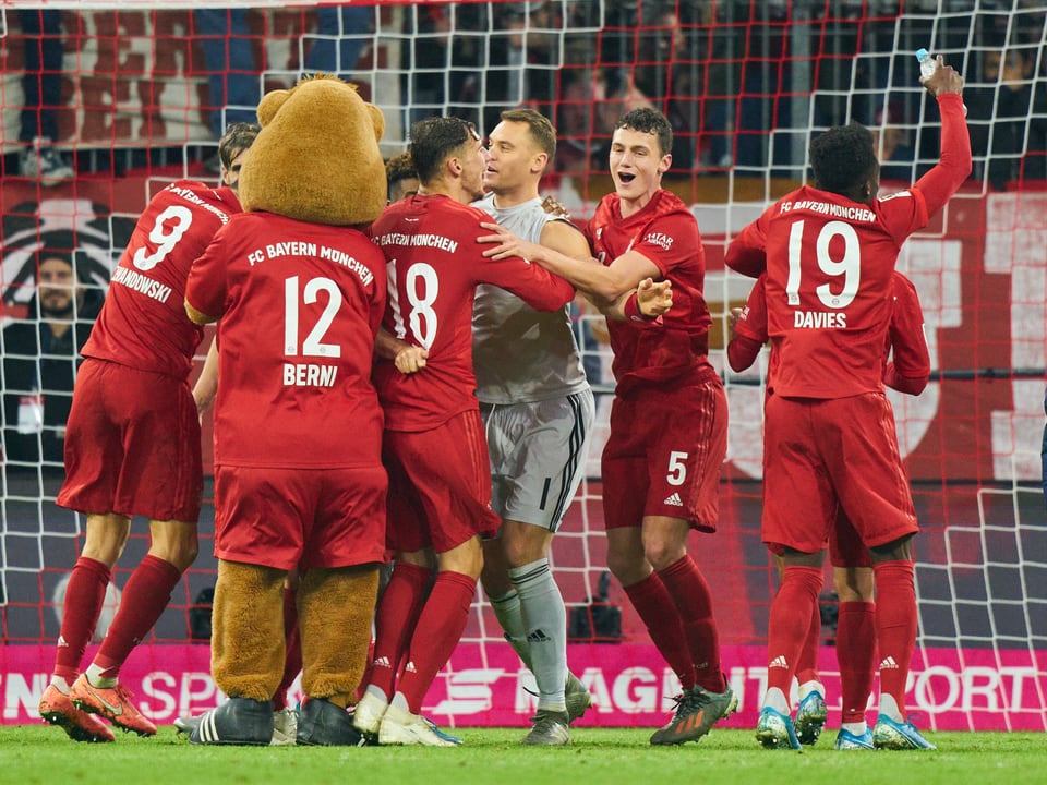 Die Bayern-Spieler jubeln nach dem Sieg gegen Dortmund.