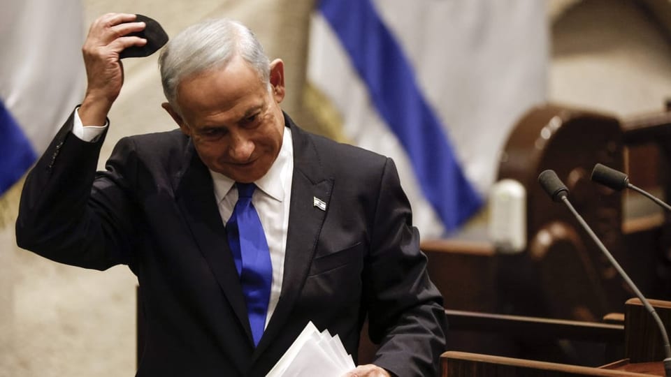 Benjamin Netanjahu im Anzug vor dem Rednerpult. 