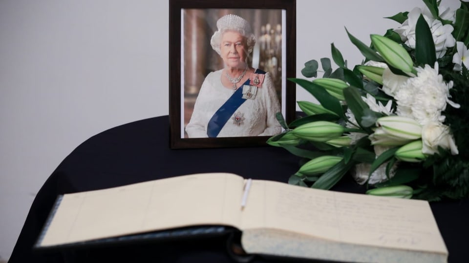 Kondolenzbuch, bild der Queen, weisse Lilie