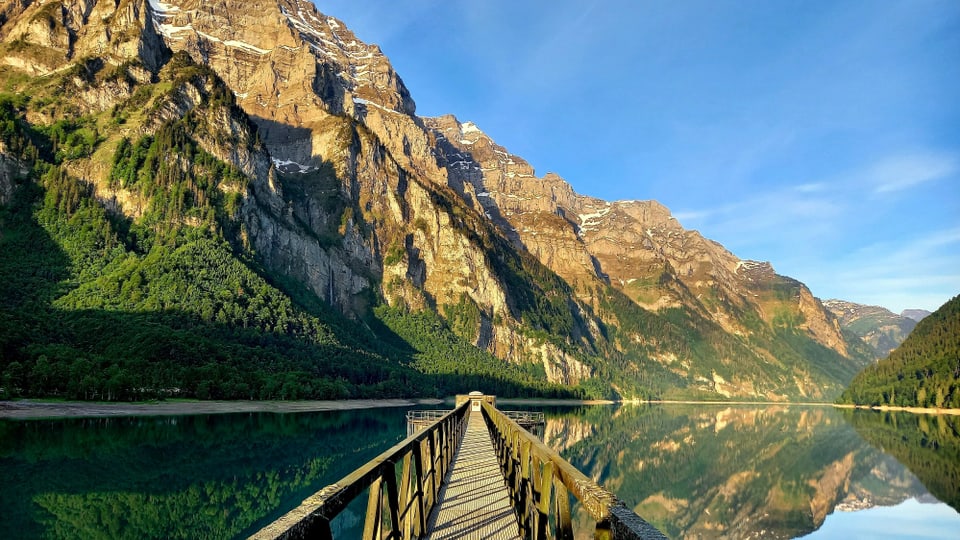 Sonniger Start Blick über den Steg auf den See.