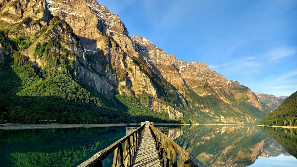 Blick über den Steg auf den See.