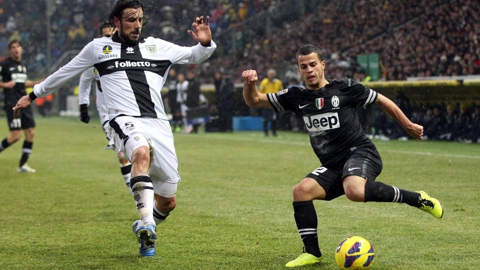 Milan holt Cristian Zaccardo (links im Bild) von Parma. Den umgekehrten Weg geht Djamel Mesbah.