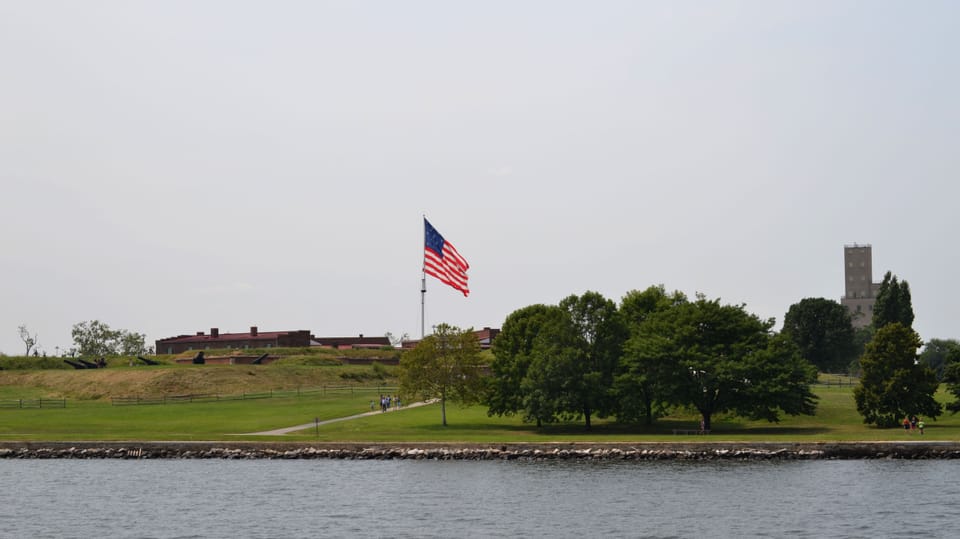 An einer Meeresküste weht eine US-Flagge.