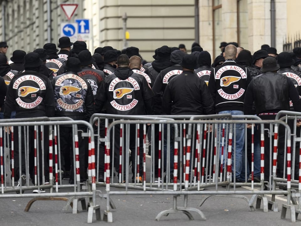 Mitglieder der Hells Angels vor dem Berner Amtshaus.