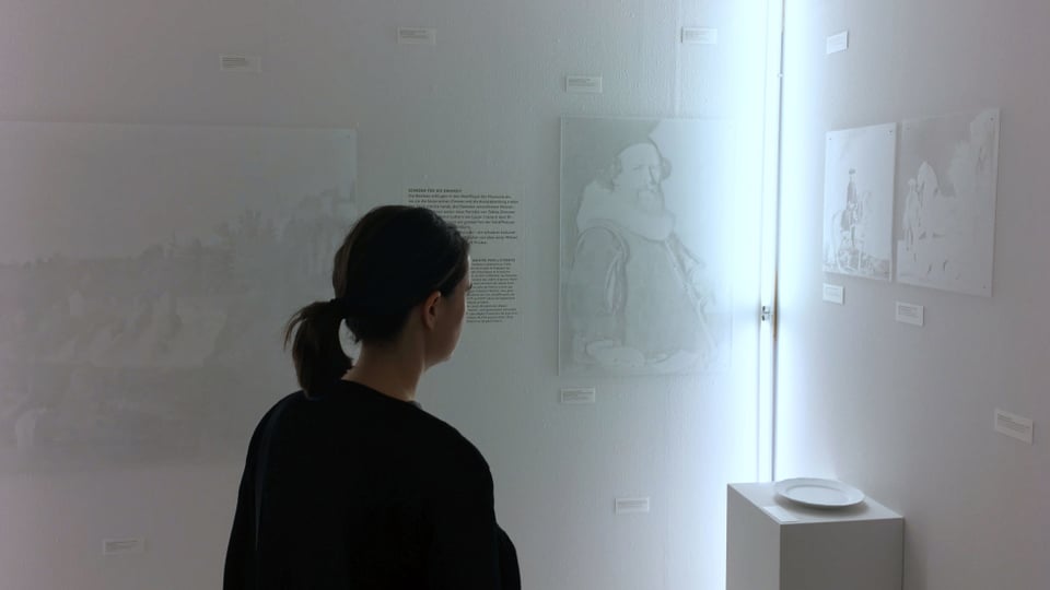 Weisser Raum mit schemenhaft erkennbaren Kunstwerken an den Wänden.