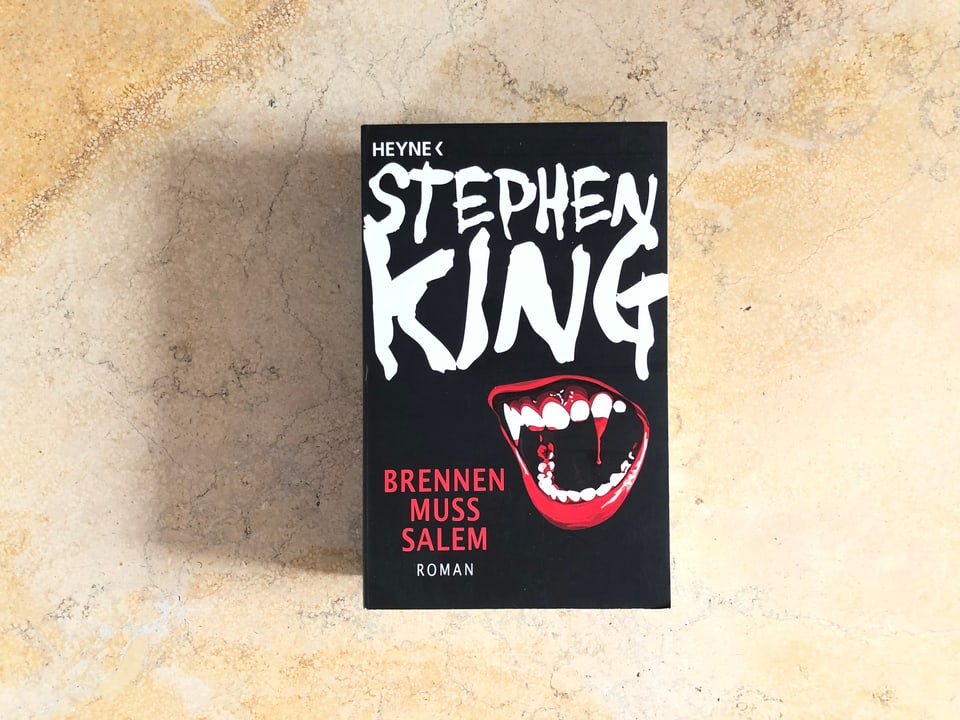 Vampir-Tipp Nummer 3 Der Roman «Brennen muss Salem» von Stephen King liegt auf einer Marmorplatte