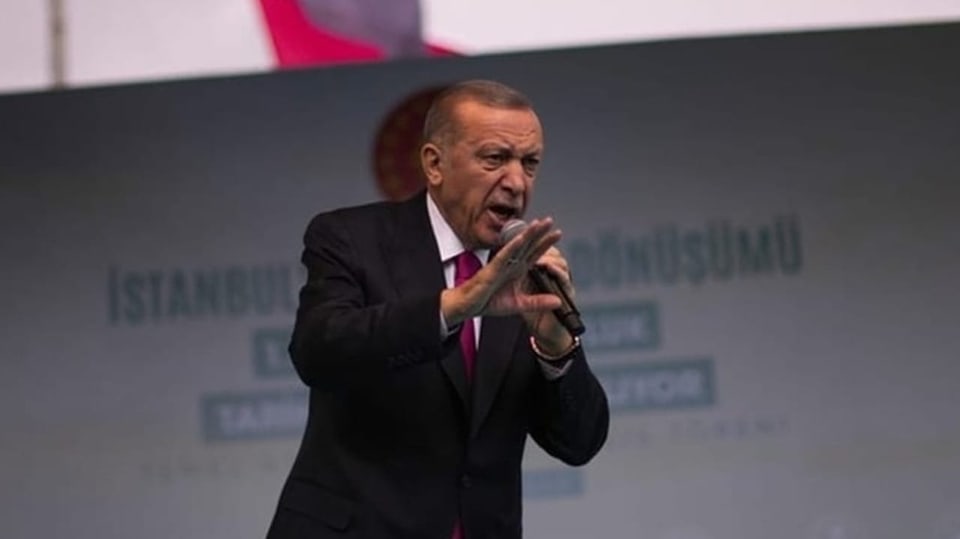 Der türkische Präsident Erdogan mit Mikrofon in der Hand auf einer Wahlkampfveranstaltung.
