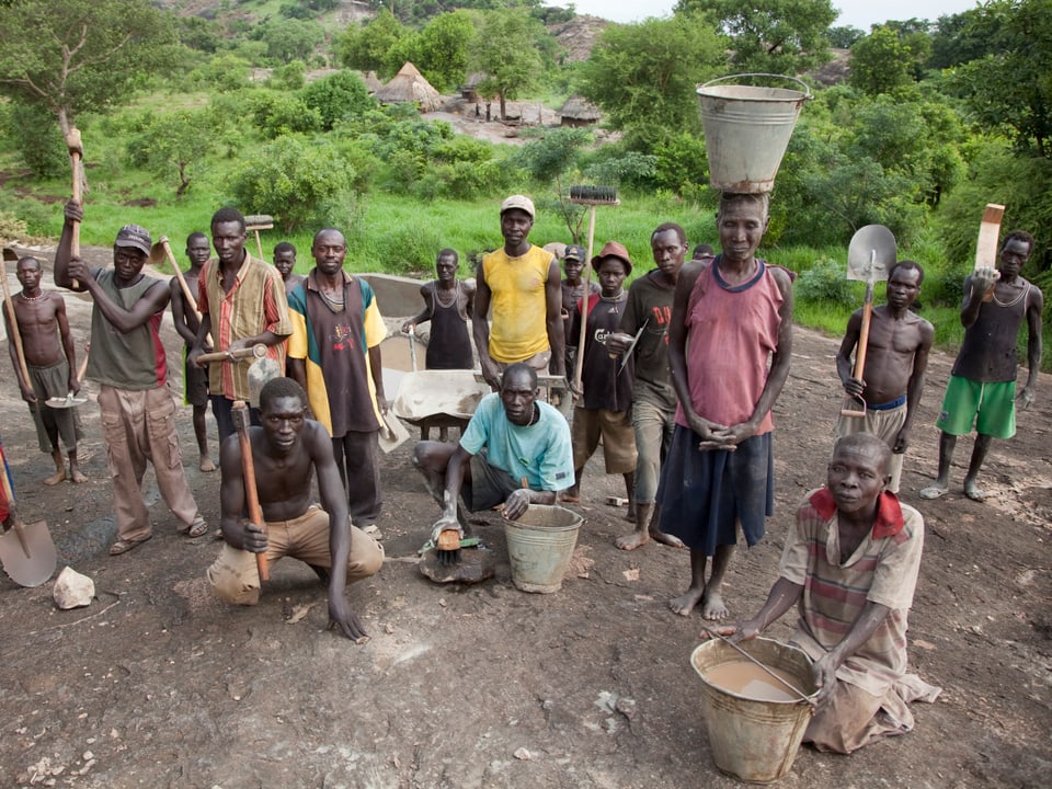 Die Bevölkerung des Dorfes Woroworo im Südsudan beteiligt sich tatkräftig am Bau ihres Speichersystems, das ihr die Versorgung mit Wasser auch in der Trockenzeit sichert.