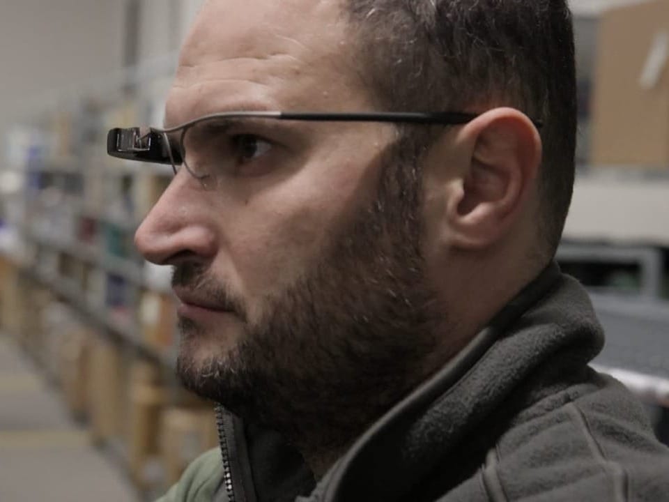 Mann mit High-tech-brille
