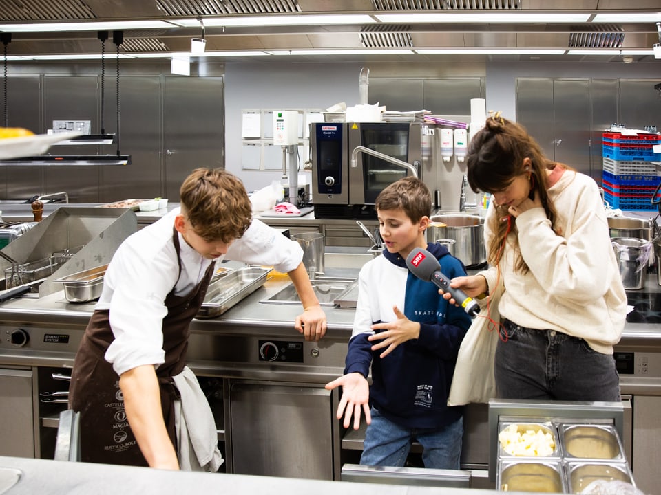 «Mise en Place» Der Kochlehrling zeigt Andris und Dania das «Mise en Place»
