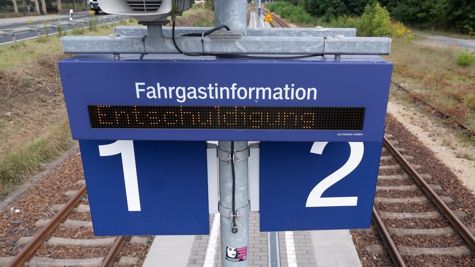 Eine Tafel für Fahrgastinformationen zeigt eine «Entschuldigung» an.