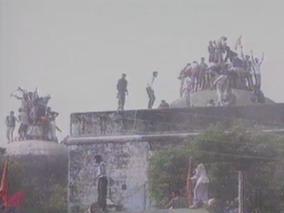 Fanatische Hindus auf der Kuppel der Moschee.