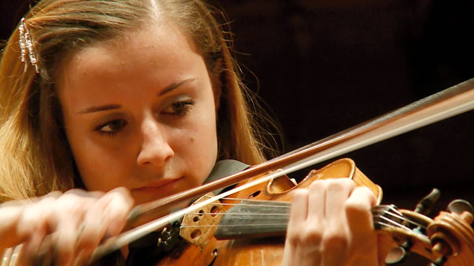 Nahaufnahme einer jungen Frau, die Geige spielt.