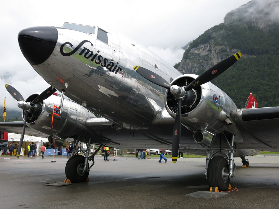 Zu sehen ist eine Dakota, ein Flugzeug aus den 1940er Jahren.