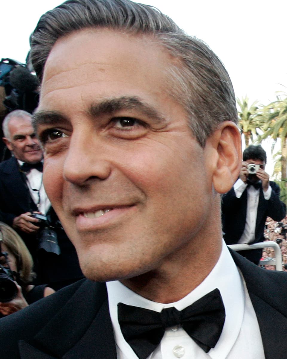 Schauspieler George Clooney im Smoking.