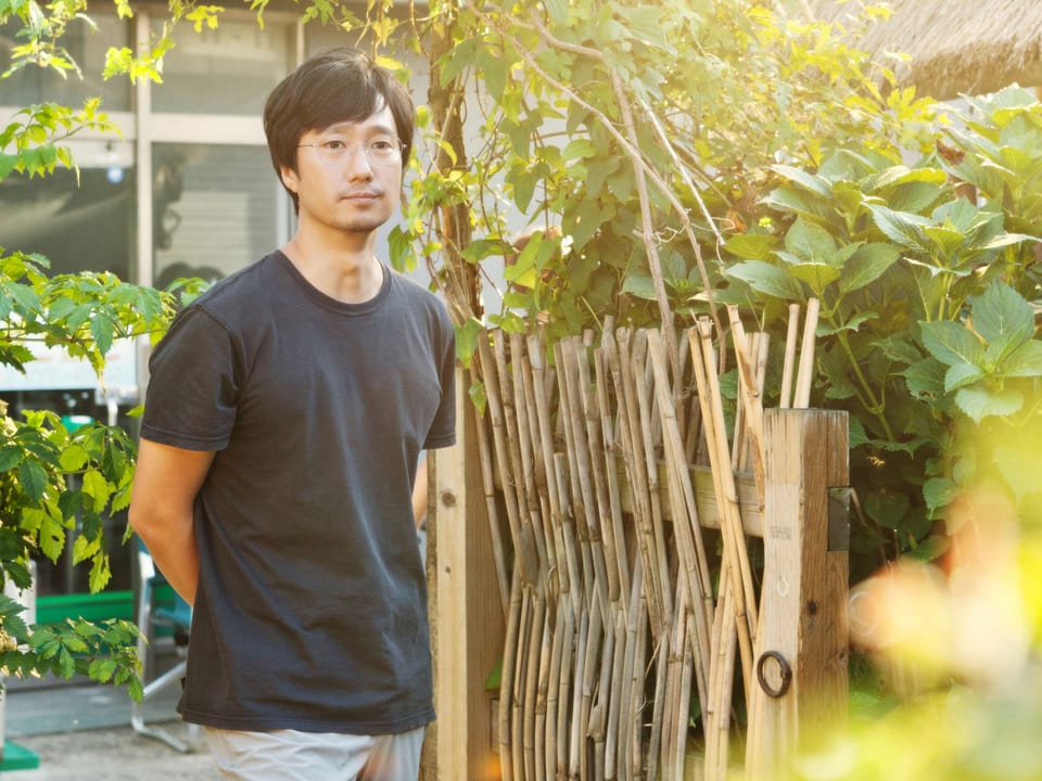 Professor Choi Hyeon steht im Garten.