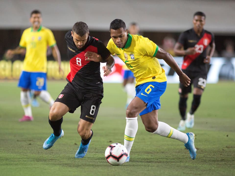 Brasiliens Alex Sandro gegen den Peruaner Gabriel Costa.