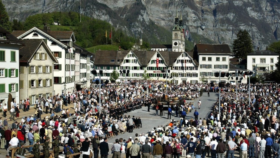 Versammelte Landsgemeinde in Glarus im November 2007.