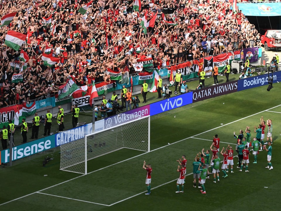 Ungarn-Spieler feiern mit Fans