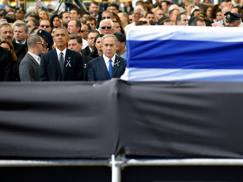 Barack Obama und Benjamin Netanyahu hinter dem Sarg von Peres