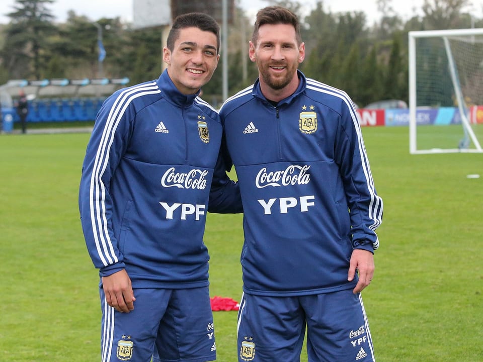 Matias Palacios mit Lionel Messi.