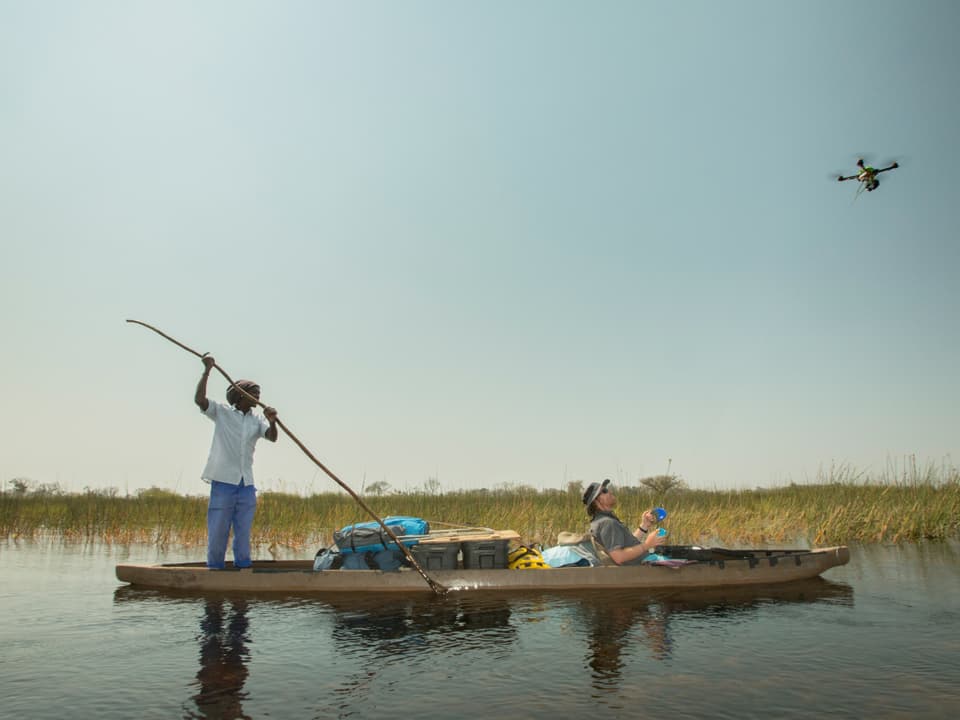 Zwei Männer auf einem Boot. Einer bedient den «Fotokite».