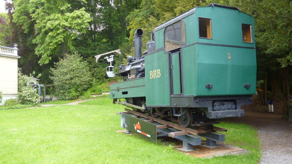 Eine Lok der Brienzer Rothorn-Bahn, dahinter eine Gondel der Bahn Kriens-Fräkmüntegg