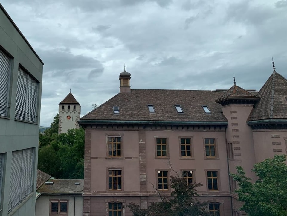 Auf dem Dach des Pestalozzi-Schulhauses in Basel thront der erste Windturm der Stadt. 