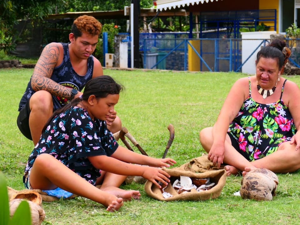 Eine Familie in Tahuata in den Marquesas-Inseln. 