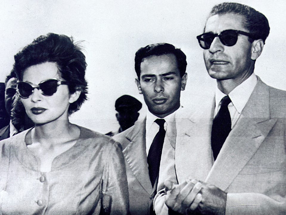 Soraya Esfandiari Bakhtiari (linke Seite), Schah Reza (rechte Seite)