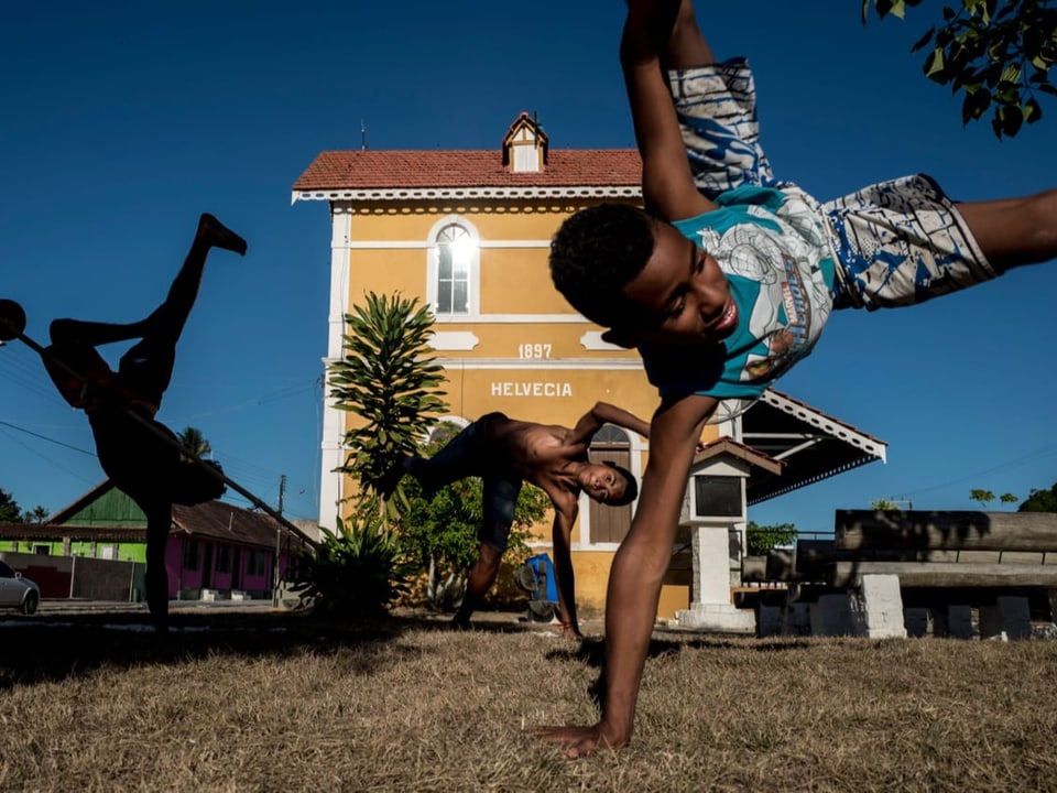 Schüler der Schule Arte Capoeira Bahia vor dem alten Bahnhof in Helvécia.
