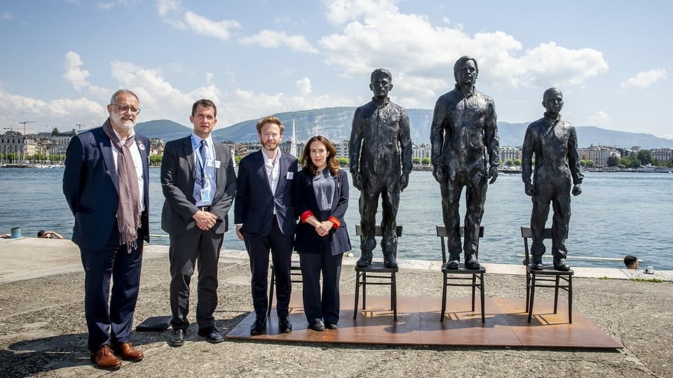 Neben den Statuen: Carlo Sommaruga, UN-Folterbeauftragter Nils Melzer, Assanges Anwalt Antoine Vey und Stella Morris, die Verlobte von Assange.