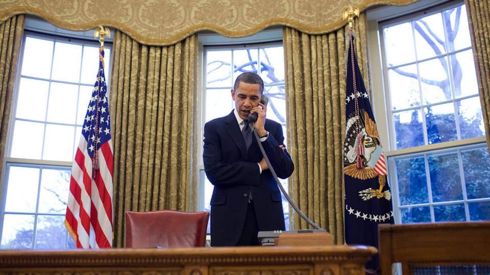 Obama in seinem Büro, er telefoniert.
