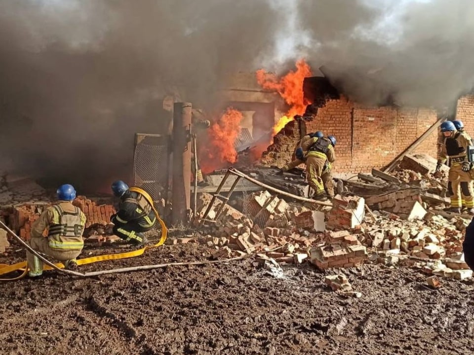 Feuerwehr im Einsatz bei zerstörtem Gebäude.
