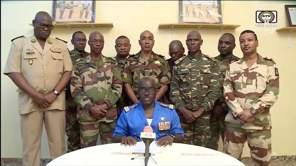 Der Sprecher der nigrischen Armee, Oberst Amadou Adramane, spricht im nationalen Fernsehen.