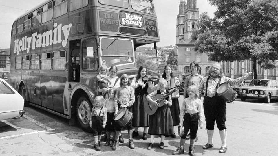 Die «Kelly Family» mit ihrem Tourbus 1979 vor dem Zürcher Grossmünster.