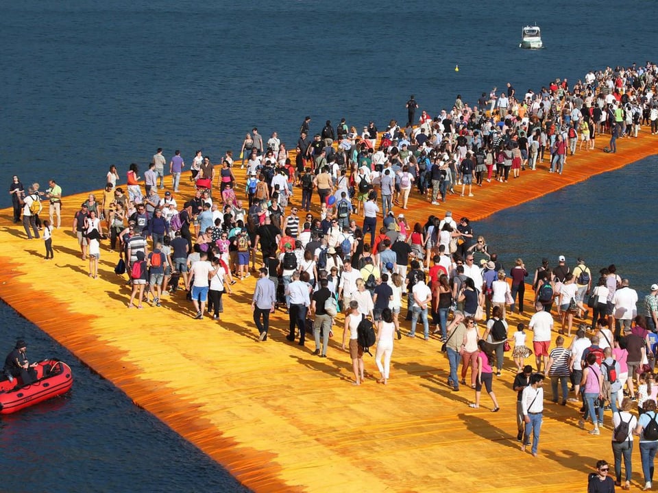 Menschen auf Floating Piers
