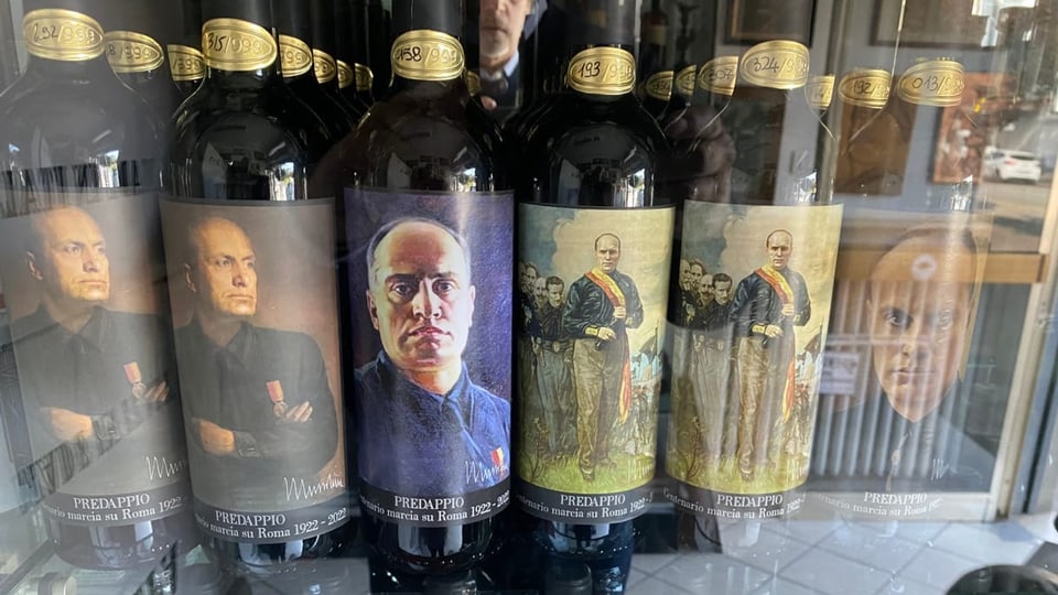 Weinflaschen mit dem Konterfei von Mussolini