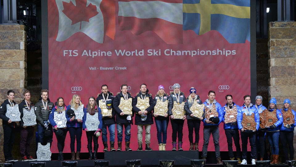 Die Teams von Weltmeister Österreich, Silber-Gewinner Kanada und Bronze-Gewinner Schweden auf dem Podest des WM-Teamevents.