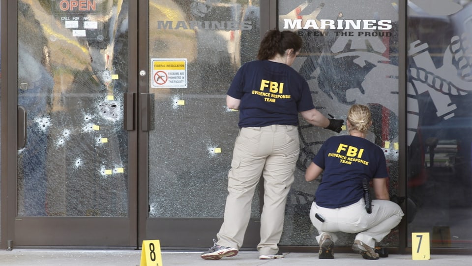 FBI-Mitarbeiter sichern am Tatort Spuren. 