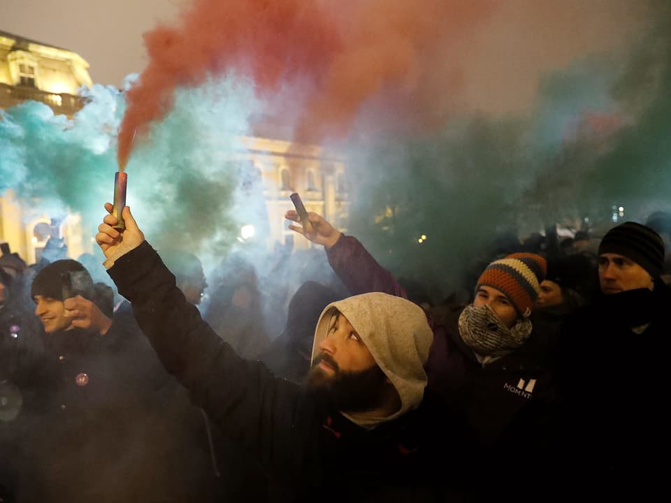 Protestanten mit Rauchgranaten