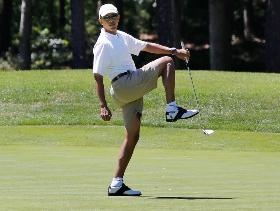 Barack Obama beim Golfspielen. 