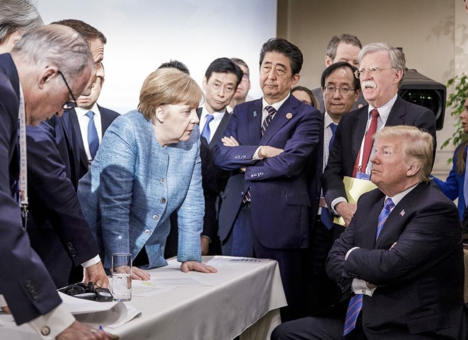 Merkeln spricht mit Männern.