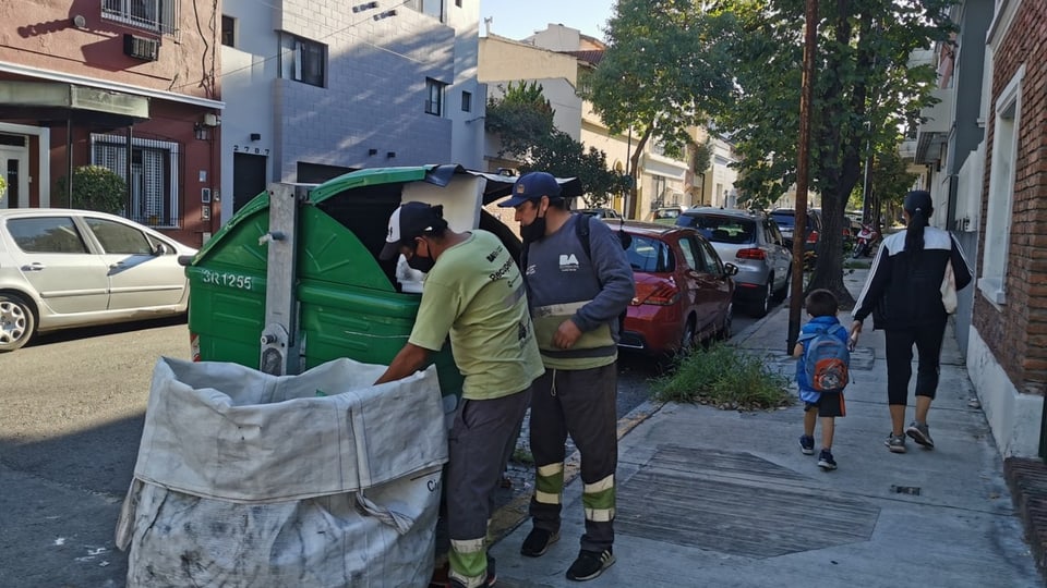 Recolectores de basura vial en Argentina.