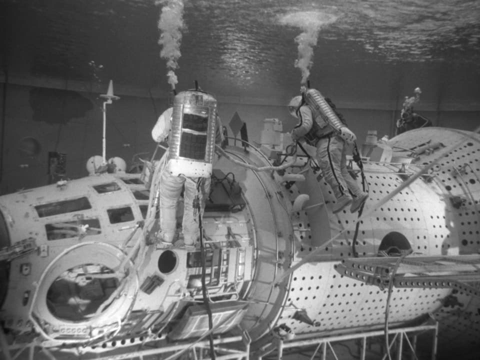 Astronauten üben in einem Becken die Arbeit an der Raumstation Saljut
