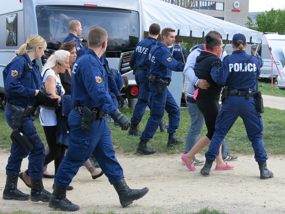 Polizisten nehmen zwei Frauen fest