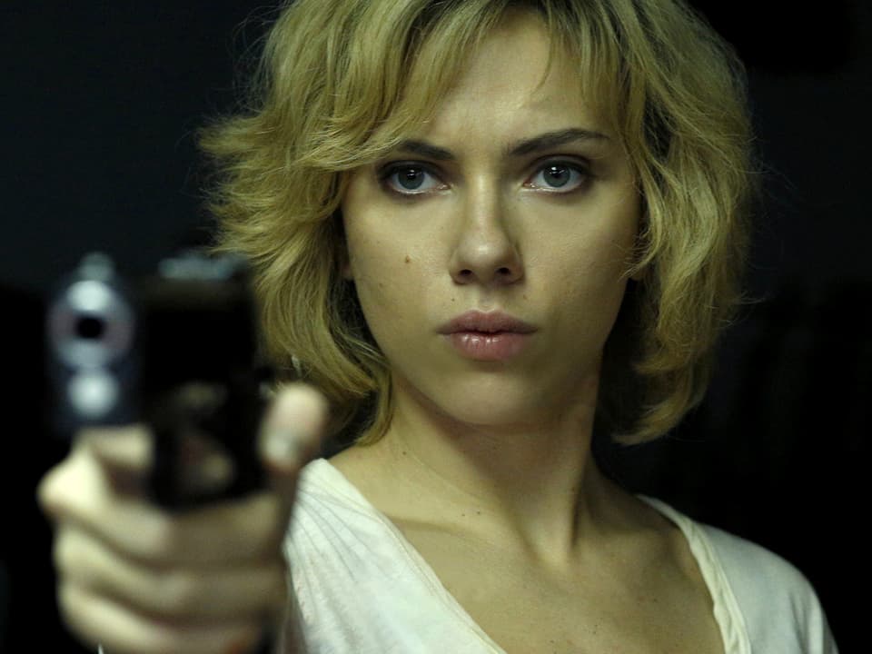 Scarlett Johansson mit Pistole in der Hand
