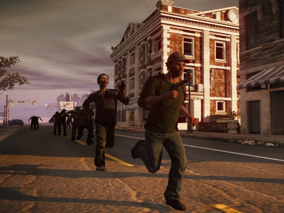 Ein Mann rennt vor einem Zombie davon.