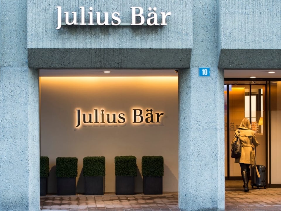 Eingang Bürogebäude mit Logo Julius Bär